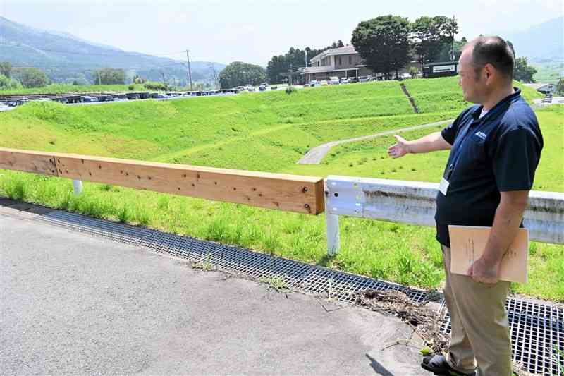 南阿蘇村が役場駐車場に設置したスギ製のガードレール＝7日、同村