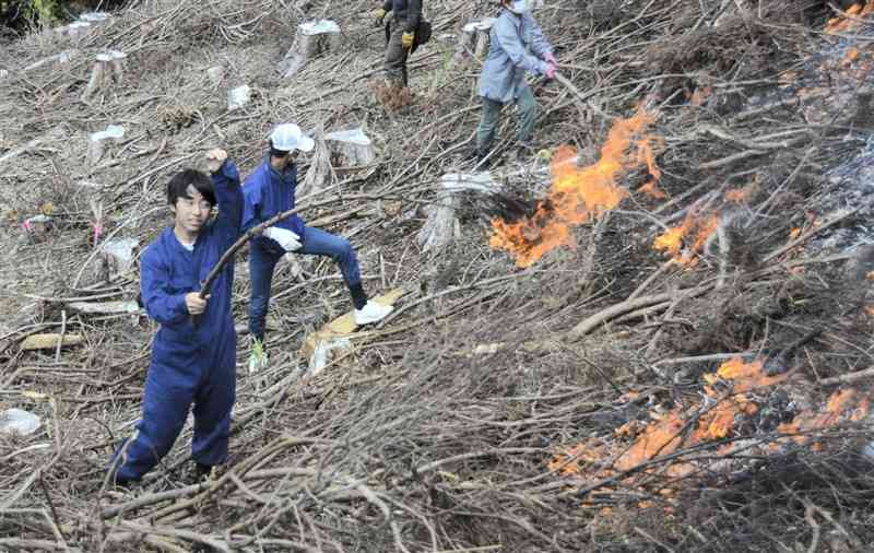 火付けを手伝う五木中の生徒ら＝8日、五木村