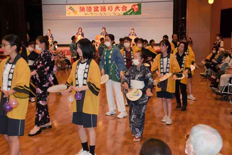 入所者らと「恵楓音頭」を踊る合志楓の森中の生徒ら＝8日、合志市