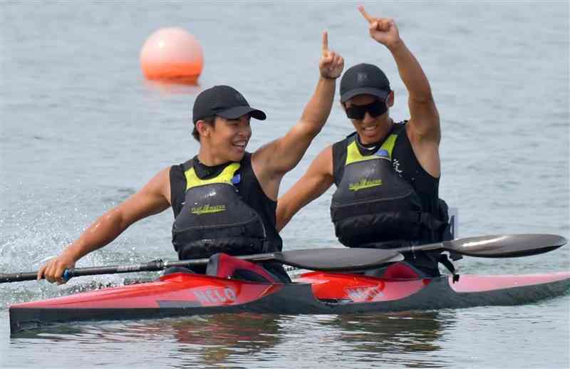 【カヌー男子カヤックペア200メートル決勝】1位でフィニッシュし笑顔を見せる水俣の大澤（左）、島津組＝大分・豊後高田市真玉B＆G海洋センター（谷川剛）