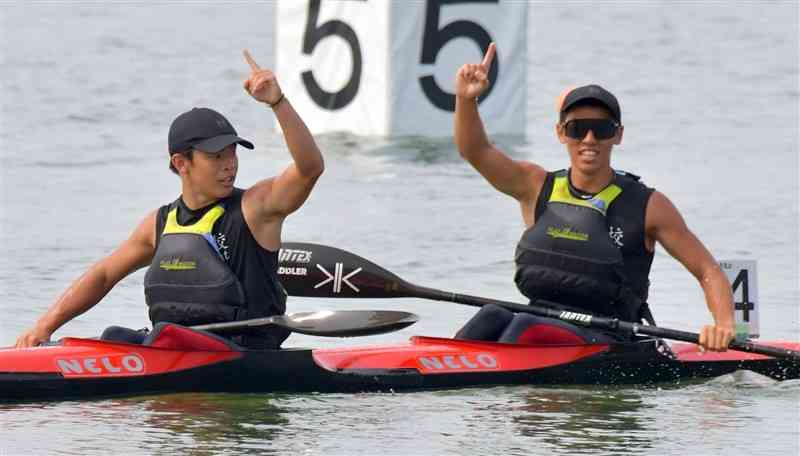 【カヌー男子カヤックペア200メートル決勝】1位でフィニッシュし笑顔を見せる水俣の大澤（左）、島津組＝大分・豊後高田市真玉B＆G海洋センター（谷川剛）