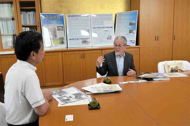 守田憲史宇城市長（左）に松橋空襲について説明する髙谷和生代表＝9日、宇城市