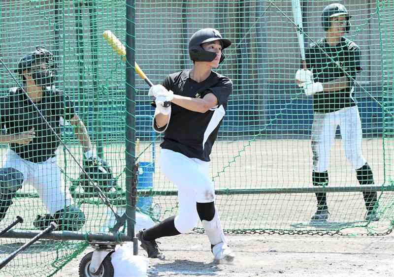 シート打撃で快音を響かせる熊本工の菊山敬紳（中央）＝9日、大阪市