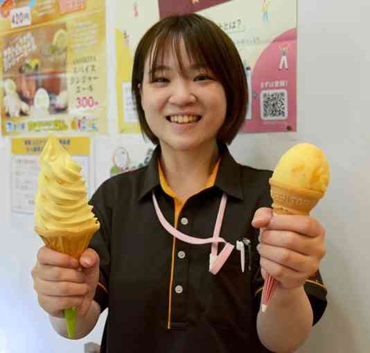 道の駅芦北でこぽんのデコポンソフトクリームとシャーベット＝5日、芦北町