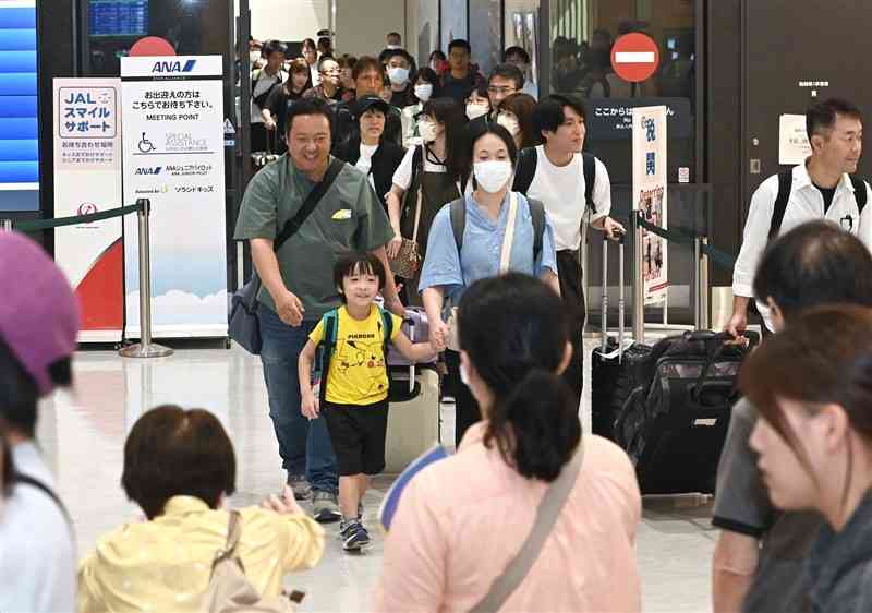 お盆休みがスタートし、帰省客や出迎え客らでにぎわう熊本空港の到着ロビー＝10日午前9時25分ごろ、益城町（石本智）