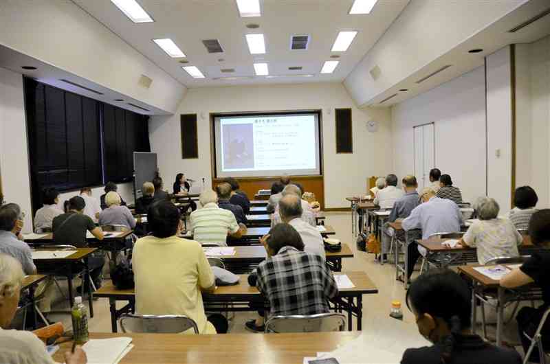 学芸員の「こだわり八代学」講座の第2回。「和歌でたどる江戸時代の八代」と題して開かれた＝10日、八代市立図書館