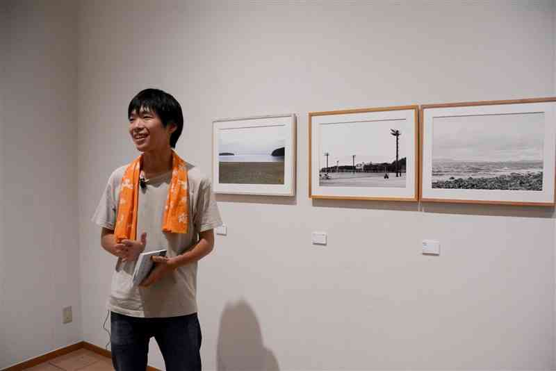 水俣の土地の記憶を巡るようにして撮影した30点を展示している写真家の森田具海さん＝7月27日、津奈木町