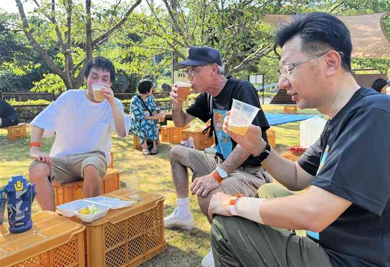 クラフトビールを味わうイベントの参加者＝10日、熊本市西区