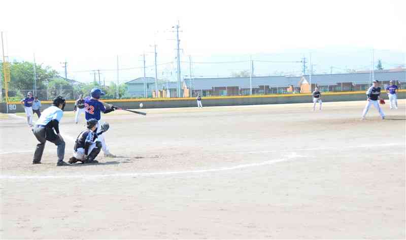 熊日旗争奪八代軟式野球選手権で熱戦を繰り広げる選手たち＝11日、八代市