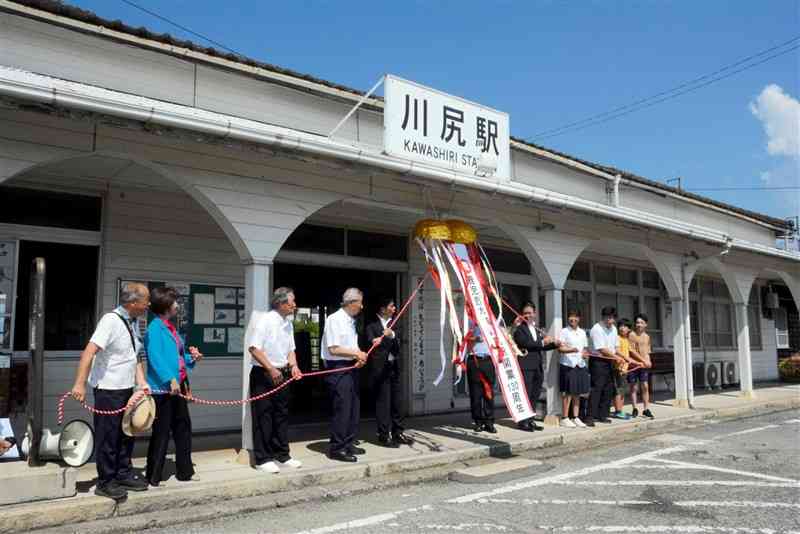 開業130周年を祝い、くす玉を割る関係者ら＝11日、熊本市南区