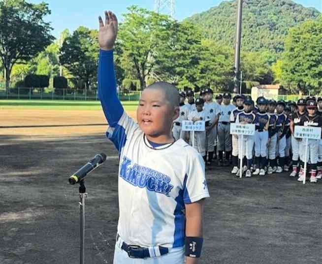 堂々と選手宣誓する熊本菊池の信岡秋羽主将＝県民総合運動公園野球場