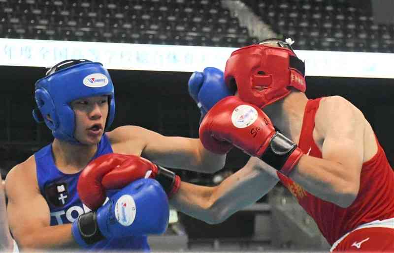 【ボクシング・男子ウエルター級準々決勝】1回、接近戦で石川泰規（栃木・作新学院）を攻める笹原優月（左、東海大星翔）＝佐賀・SAGAアリーナ