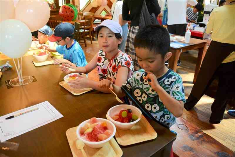 自分で盛り付けたかき氷を味わう子どもたち＝11日、熊本市南区