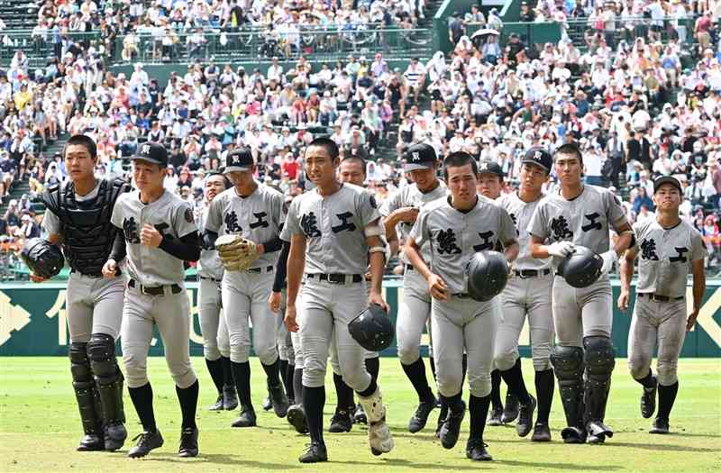 広陵に1－2で惜敗し、悔しそうな表情でベンチに引き上げる熊本工の選手たち＝12日、甲子園（上杉勇太）