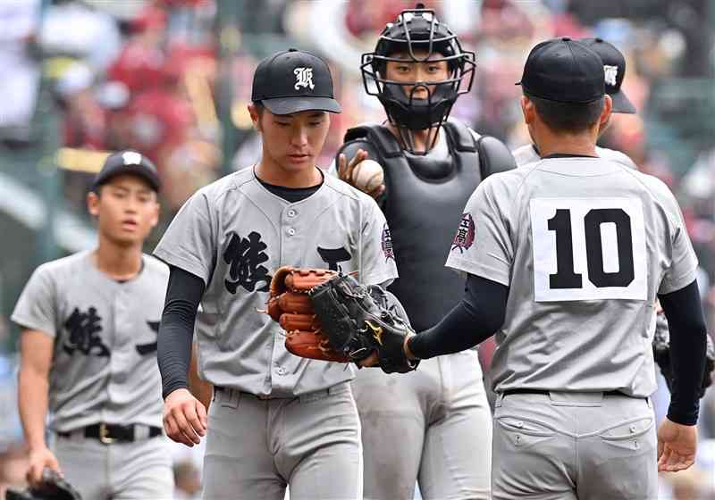 【熊本工－広陵】9回表、満塁のピンチで熊本工の2番手幸（手前右）にマウンドを譲る先発山本（同左）＝甲子園（上杉勇太）