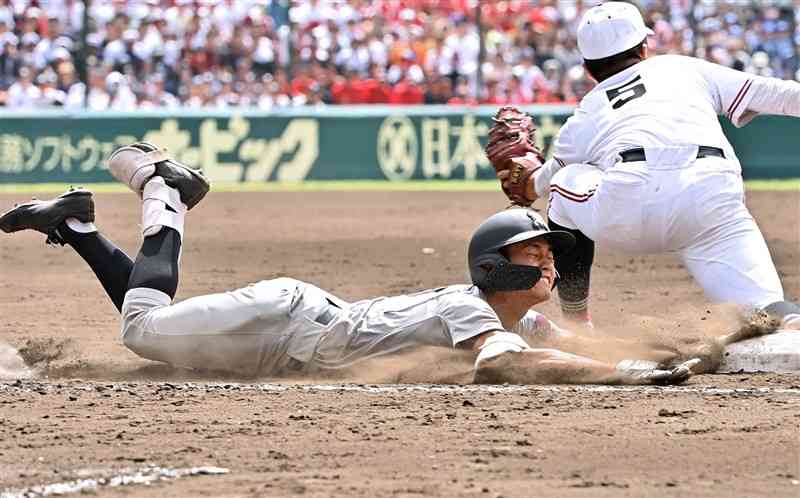 【熊本工－広陵】9回裏、熊本工無死。遊ゴロが敵失を誘い、ヘッドスライディングで出塁する菊山＝甲子園（上杉勇太）