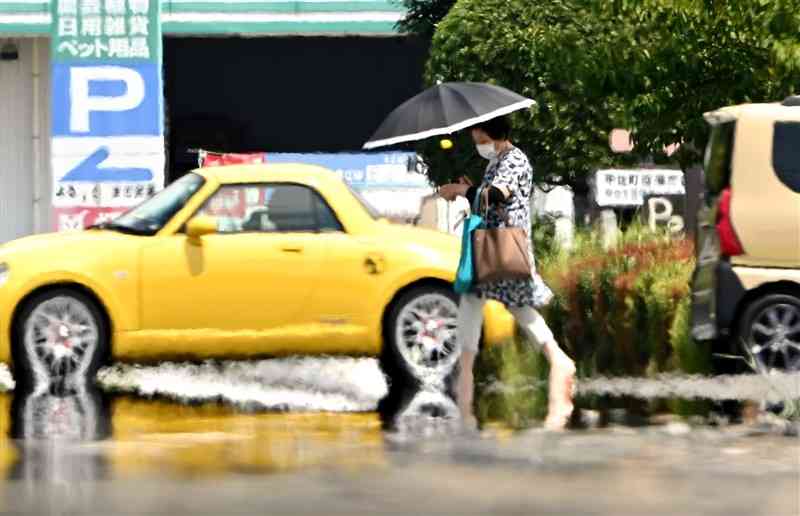 25日連続の猛暑日を観測した甲佐町。高温の路面が鏡面のように見える「逃げ水」現象が見られた＝12日午後1時20分ごろ、同町（石本智）