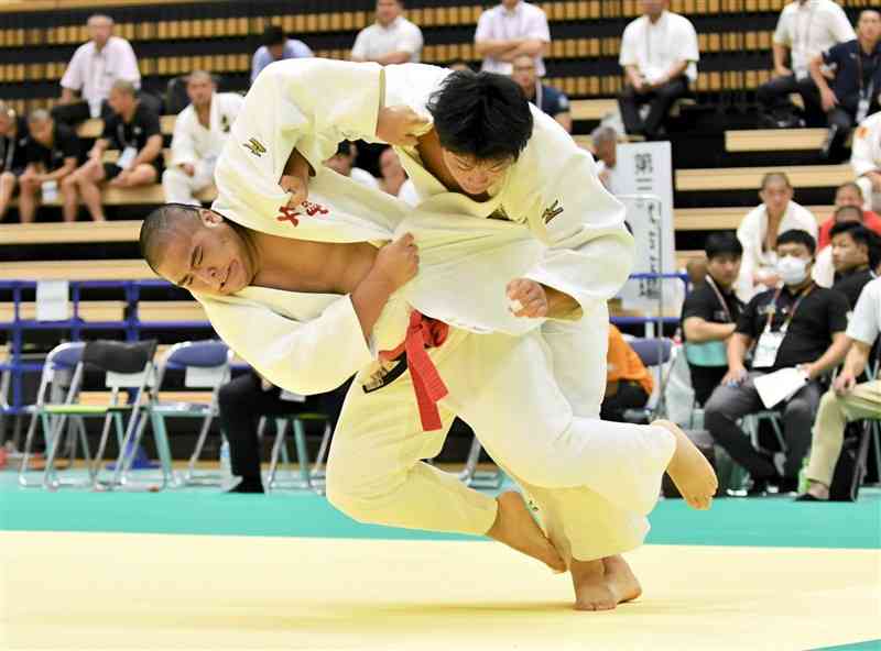 【柔道男子個人100キロ超級3回戦】相手に技を仕掛ける高倉菖悟（左、九州学院）＝大分・レゾナック武道SC