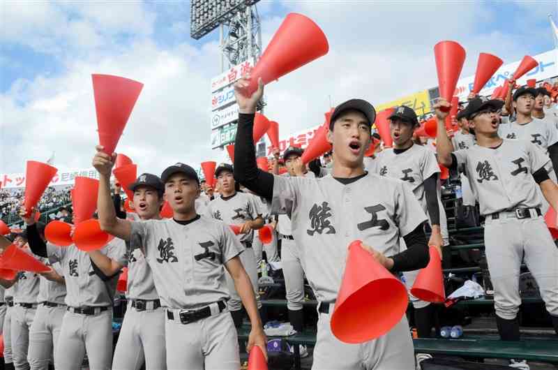 一塁側アルプススタンドから声援を送る熊本工野球部員ら＝12日、兵庫県西宮市の阪神甲子園球場