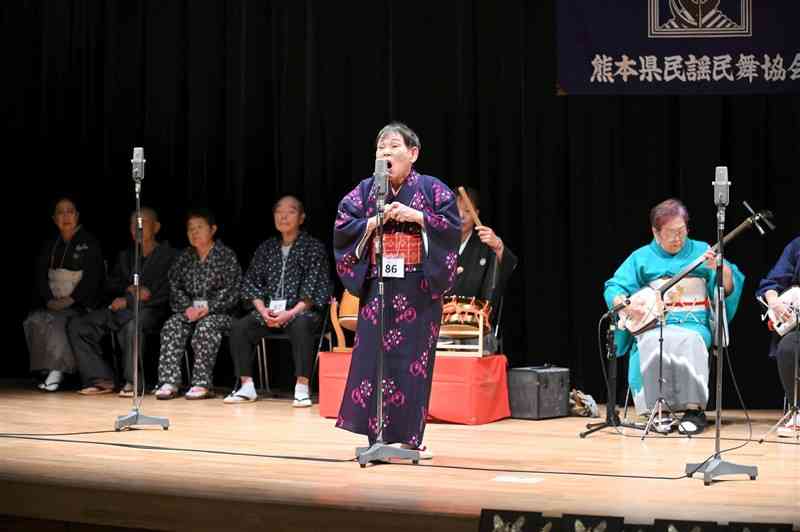 熊本県民謡大賞争奪戦で自慢ののどを競う出場者＝12日、熊本市中央区