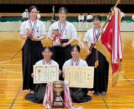 全日本学生なぎなた選手権で女子団体の部で優勝した国際武道大（チーム提供）