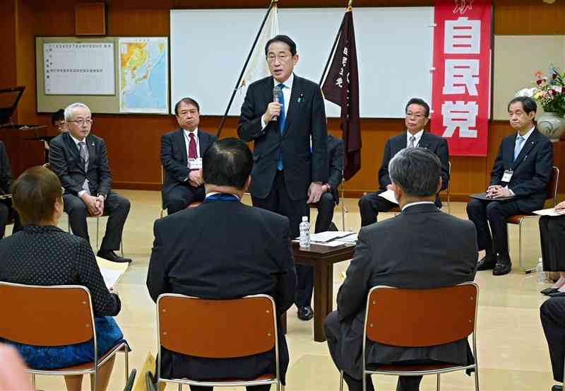 自民党熊本県連で開いた「政治刷新車座対話」に出席し、あいさつする岸田文雄首相（中央）＝4月6日、熊本市中央区（石本智）