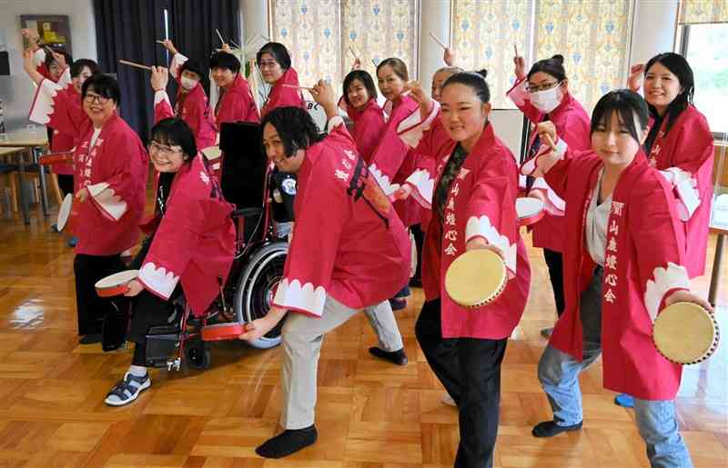 山鹿灯籠まつりの上がり燈籠でエイサーを披露する「山鹿燈心会」のメンバー＝13日、山鹿市