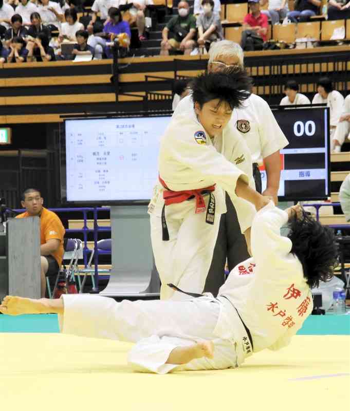 【柔道女子個人70キロ級準々決勝】支え釣り込み足で一本勝ちする佐藤美侑（中央、熊本西）＝大分・レゾナック武道SC