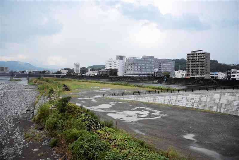 球磨川の中州に広がる中川原公園。熊本豪雨で被災後、閉鎖されていた＝14日、人吉市