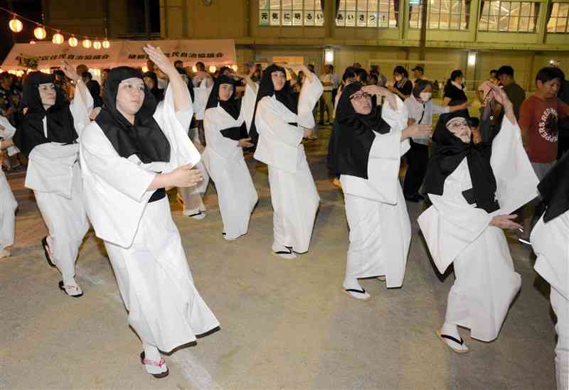 植柳盆踊りを披露する踊り手たち＝14日、八代市