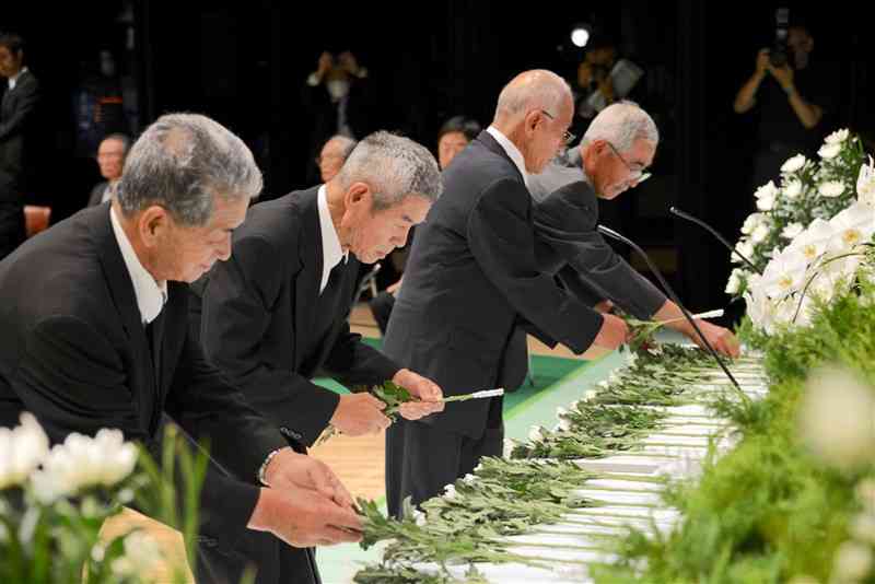 熊本県戦没者追悼式で献花する遺族たち＝15日、熊本市中央区