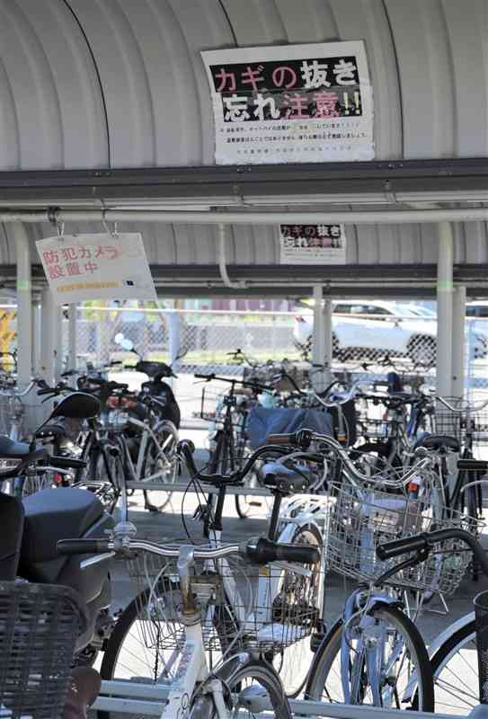 JR荒尾駅前の自転車置き場。施錠を呼びかける貼り紙があった＝8日、荒尾市