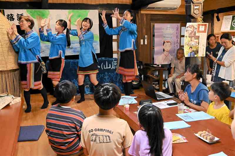 台湾先住民の歌を披露する教育旅行団のメンバー＝15日、山鹿市