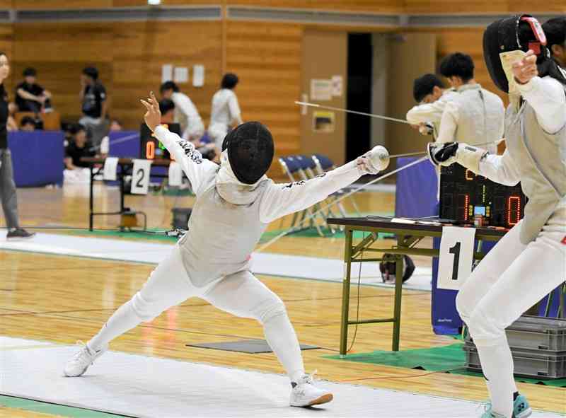 成年女子フルーレで、相手を攻める菊池小巻（左）＝宮崎県都城市・早水公園体育文化センター