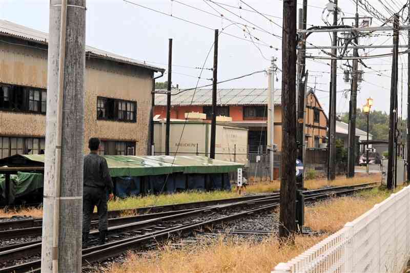 架線が切れて垂れ下がった熊本電鉄の北熊本駅構内＝18日午後7時ごろ、熊本市北区（前田晃志）