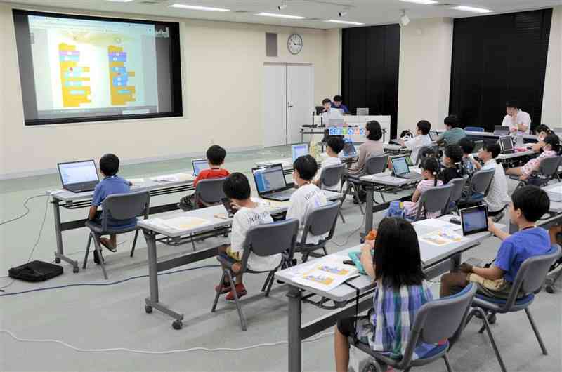 熊本高専の藤井慶准教授によるプログラミング教室＝8月10日、熊本市中央区の熊日本社