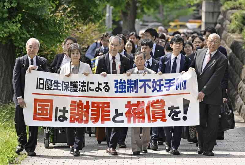 最高裁判所に向かう被害者ら＝5月