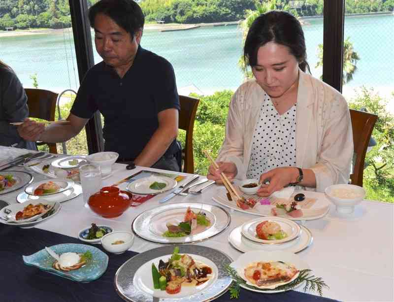 イセエビなど旬の幸を味わう試食会の参加者＝22日、天草市