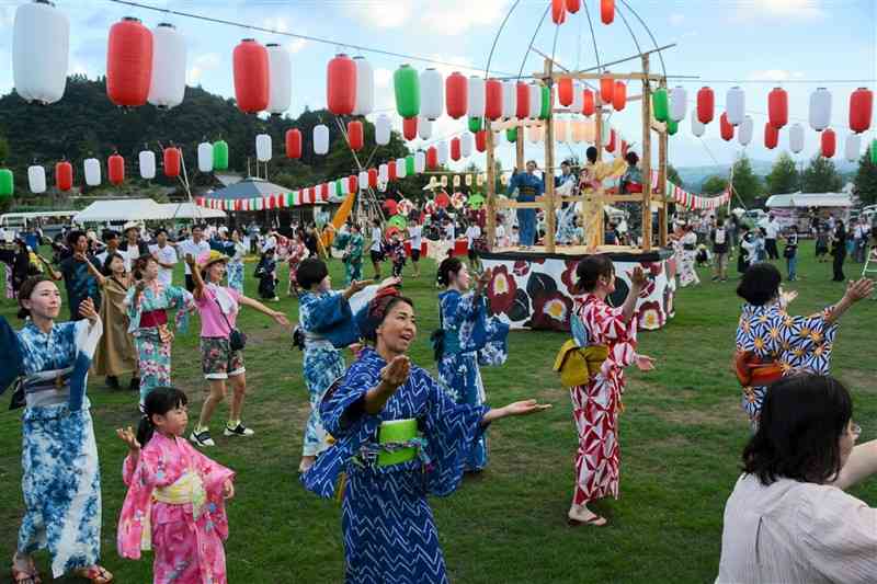 約4千人が参加した球磨川盆祭で、思い思いに盆踊りを楽しむ人たち＝25日、人吉市