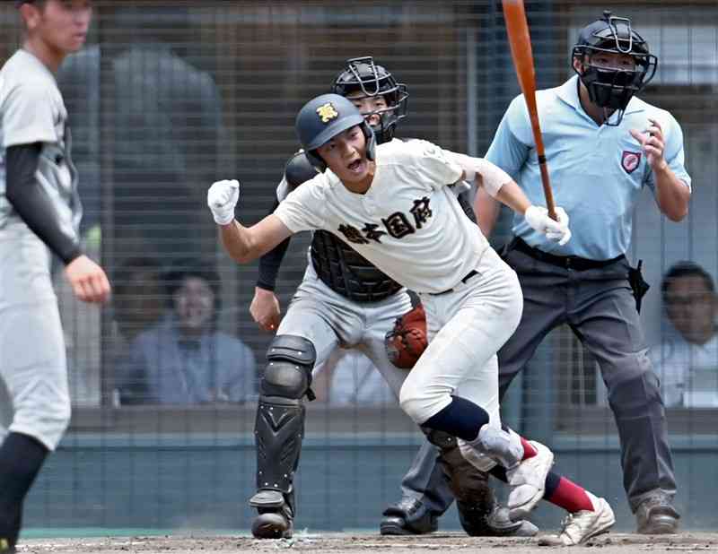 3月の全国選抜高校野球に出場し、7月の全国高校野球選手権熊本大会でも準優勝だった国府。決勝で安打を放った寺尾をはじめ、先発メンバーの8人は軟式出身だった＝7月25日、リブワーク藤崎台（石本智）