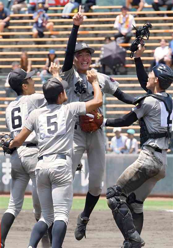 7月の全国高校野球選手権熊本大会で優勝した熊本工ナイン。先発メンバーは中学時代、硬式出身者が多くを占めた＝7月25日、リブワーク藤崎台球場（小野宏明）