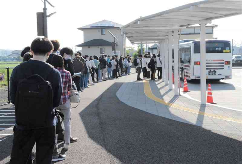 JR豊肥線の原水駅北口でセミコン通勤バスを待つ利用者。利用は順調に伸びているという＝4月下旬、菊陽町（草野太一）