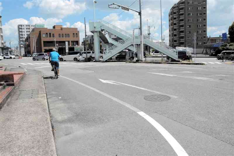 東バイパスと市道の交差点。市道側から日中に右折する車は少なかった＝8月31日、熊本市中央区