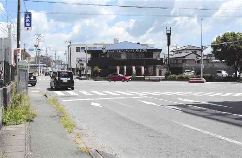 東バイパスと県道の交差点。県道側から左折する車線にはバス停がある＝8月31日、熊本市中央区