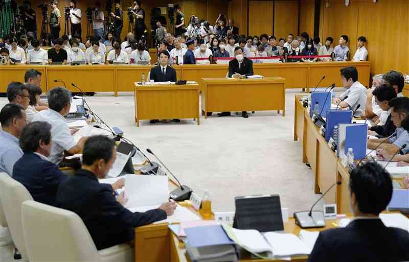 兵庫県議会の百条委員会。中央左は兵庫県知事＝8月