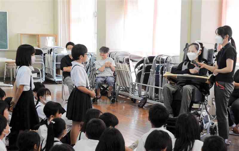 室小の児童の質問に答える山本栞奈さん（右から2人目）＝3日、大津町