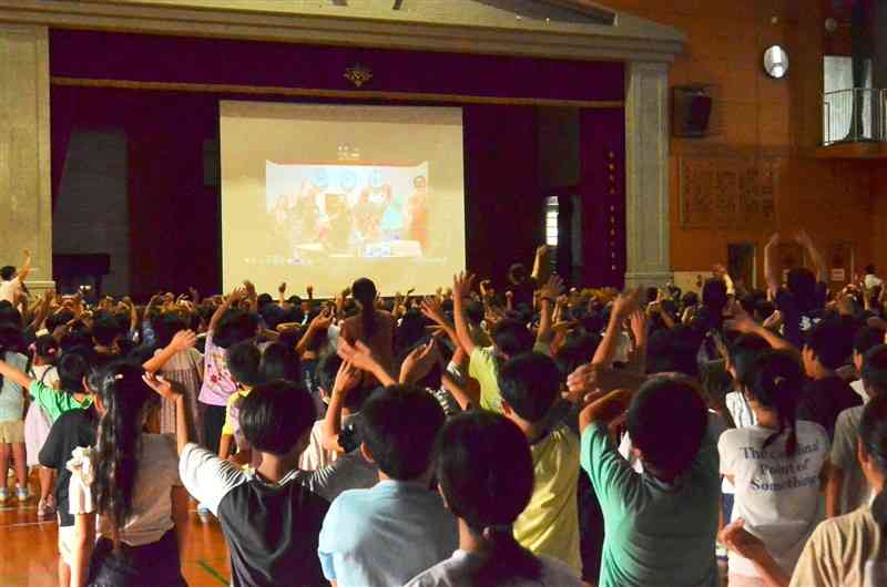 昭和基地と広安西小を衛星回線でつないだ「南極教室」＝3日、益城町