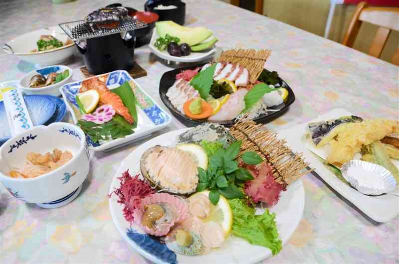 「天草五和あわびまつり」で提供される料理＝3日、天草市