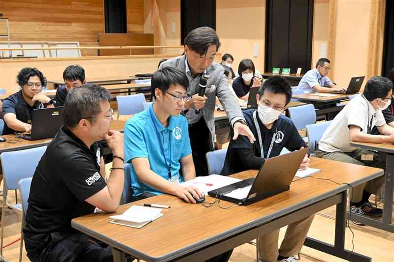 アステリアの担当者から生成AIの使い方を学ぶ小国町職員＝8月19日、同町