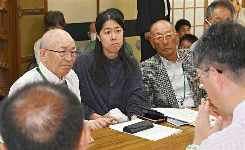 伊藤信太郎環境相との再懇談に臨む水俣病患者連合の松村守芳会長（右）、松﨑重光副会長（左）、永野三智事務局長＝7月、水俣市の水俣病センター相思社（石本智）